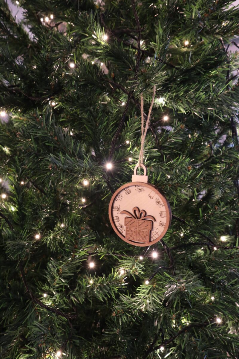Kerstbal | kerstboom en cadeau - Afbeelding 4